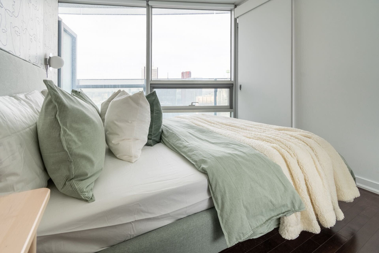 Bedroom 5, The Harbour Suites & Towers Financial District, Toronto