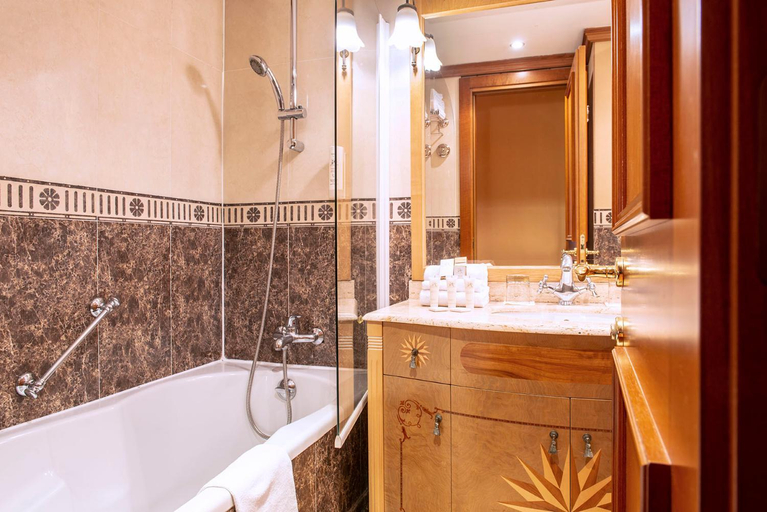 Bathroom 4, Hotel West End Promenade des Anglais, Alpes-Maritimes