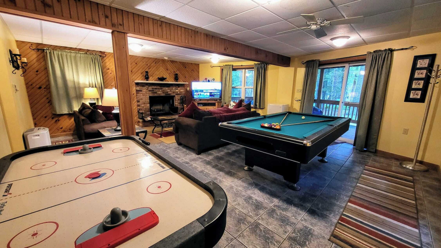 Others 5, The Bear Foot Lodge by Avantstay Game Room, Deck, Beach/lake Access, Carbon