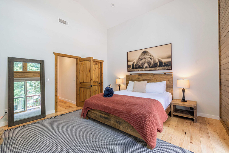 Others 3, Teddy by Avantstay Majestic Cabin in Big Bear w/ Balcony, San Bernardino