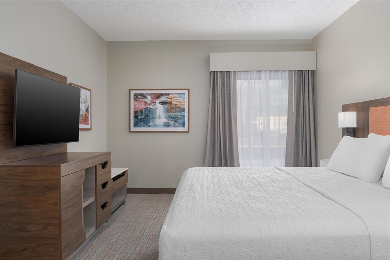 Bedroom 4, Hampton Inn by Hilton Altoona, Blair