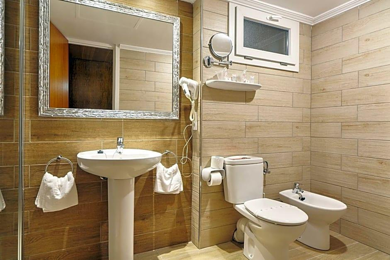 Bathroom 4, Arenal, Baleares