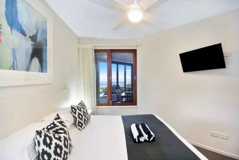 Bedroom 2, Lennox Holiday Apartments, Ballina