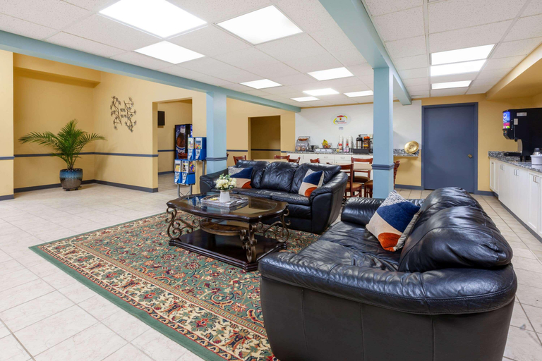 Public Area 2, Super 8 by Wyndham Newcomerstown, Tuscarawas