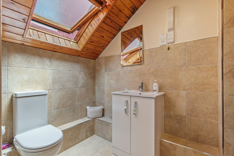 Bathroom 3, The Old Cottage - Central Location Near the Beach, Pembrokeshire