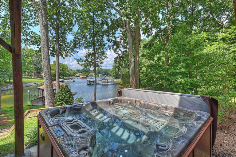 Others 1, Winding Down by Avantstay Sleeps 20 + Dock, View, Iredell
