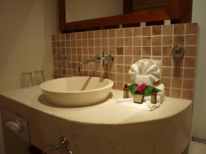 Bathroom 5, Hotel Okaan, Tinúm