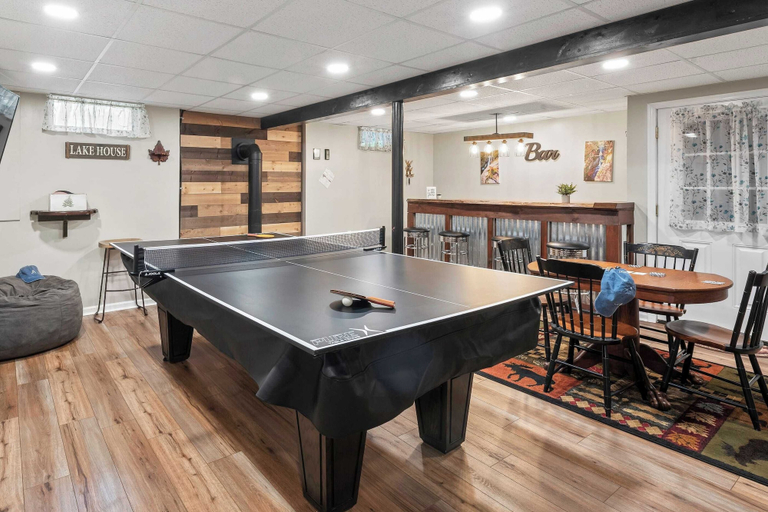 Food & Drinks 5, Ridge Retreat by Avantstay Game Room, Covered Porch, & Fire Pit!, Monroe