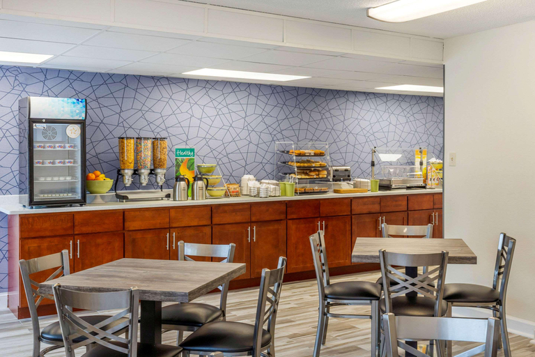 Food & Drinks, Quality Inn & Suites Durham, Wake