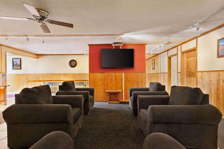 Public Area, Travelodge by Wyndham Edgemont, Fall River