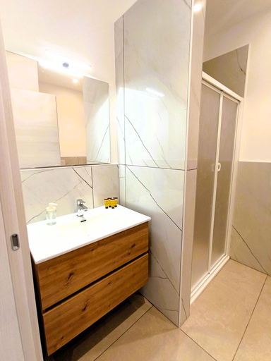 Bathroom 5, Mile Rooms, Bari