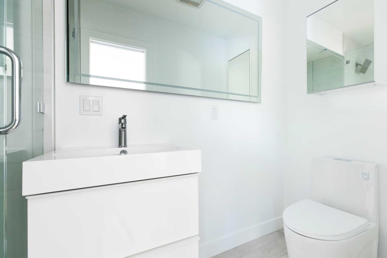 Bathroom 3, Avalon IV by Avantstay Mins to Gaslamp Beautiful Deck w/ BBQ, San Diego