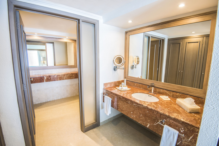 Bathroom 5, Sunscape Cancun All-Inclusive Resort & Spa by Hyatt, Benito Juárez
