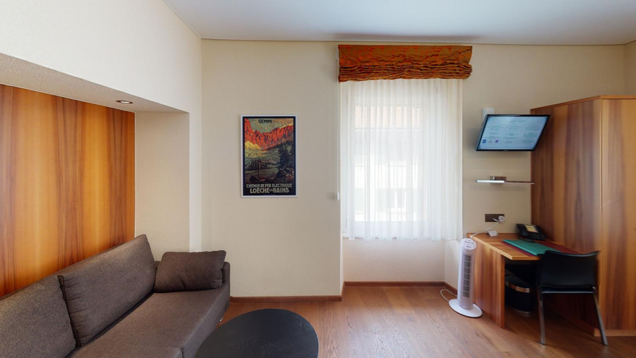 Others 5, Hotel Ambassador, Brig