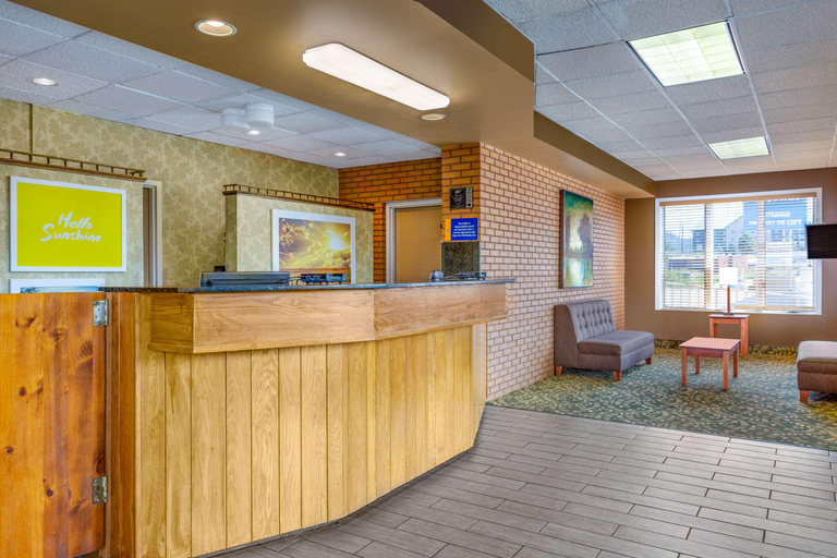 Public Area 2, Days Inn by Wyndham Breezewood, Bedford