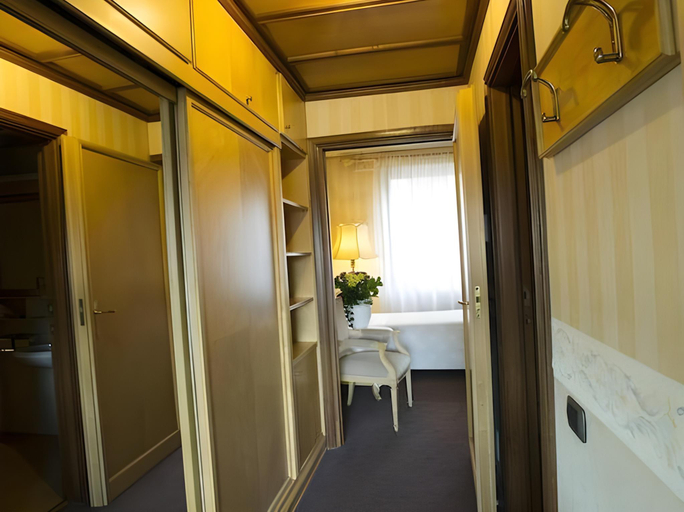 Others 3, Albergo Italia, Novara