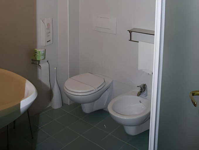Bathroom 4, Hotel Tre Ville, Parma