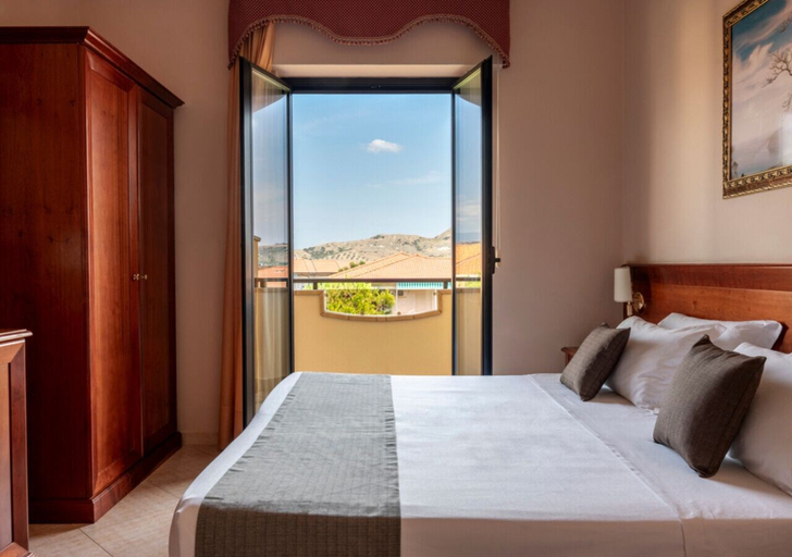 Bedroom 5, Madama club village, Crotone