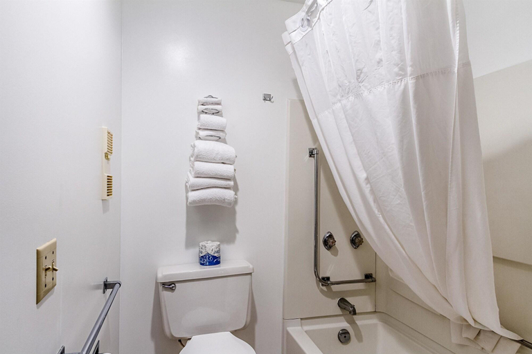 Bathroom 4, Motel 6 Green Bay, WI - Lambeau, Brown