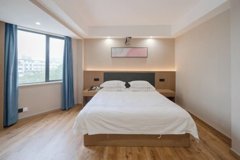Bedroom 2, Runjia movie hotel, Huzhou