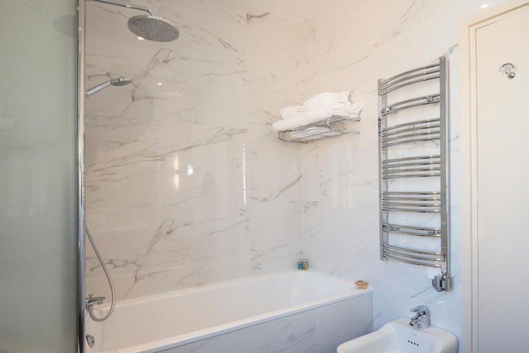 Bathroom 3, Hôtel Carlton, Alpes-Maritimes