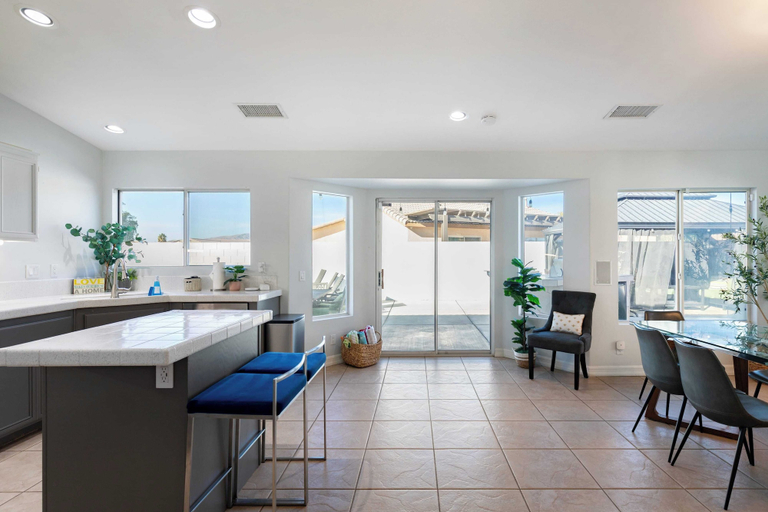 Others 5, Pacifica Sur by Avantstay Pool, Hot Tub, Gazebo, Riverside