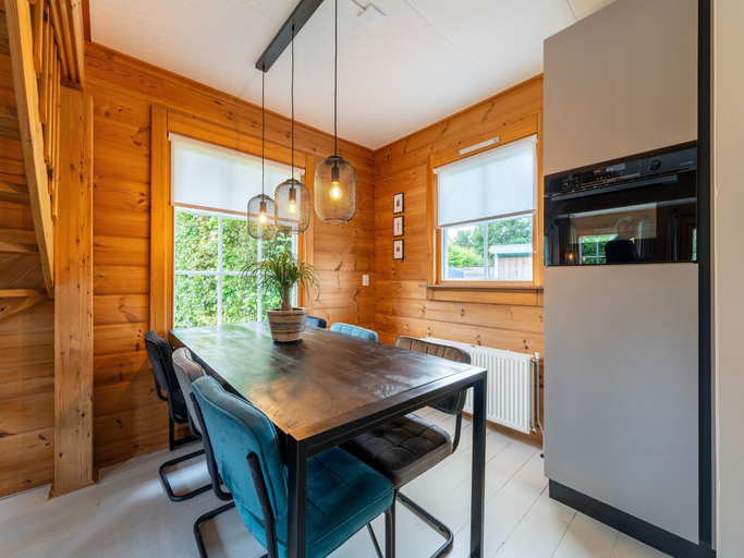Dining 2, Holiday Home by Zuidlaardermeer With Jetty, Hoogezand-Sappemeer