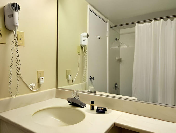Bathroom 4, Red Carpet Inn Lancaster PA Amish Country, Lancaster