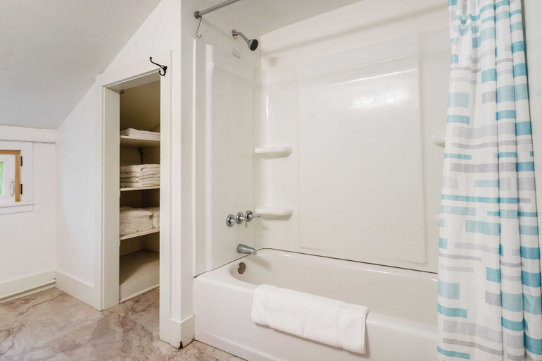 Bathroom 4, Pondfront Gem Minutes From Hudsons Best Shops & Cafes The Stillwater House, Columbia