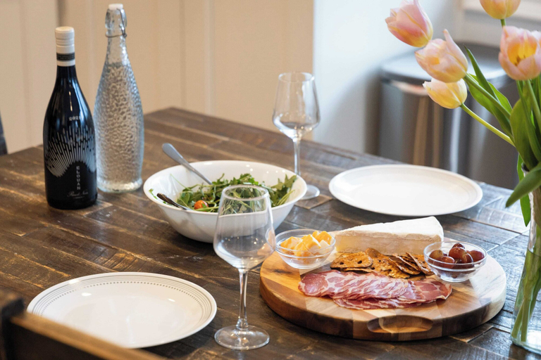 Food & Drinks 4, Shelly by Avantstay Steps to the Beach Deck w/ Ocean Views 5bdr, Orange