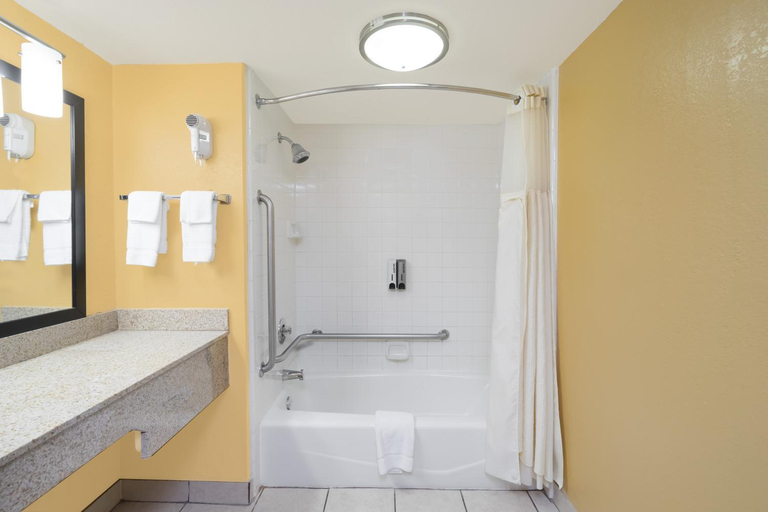 Bathroom 5, Baymont Inn & Suites Goodlettsville, Davidson