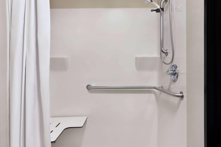 Bathroom 4, Travelodge by Wyndham McAlester, Pittsburg