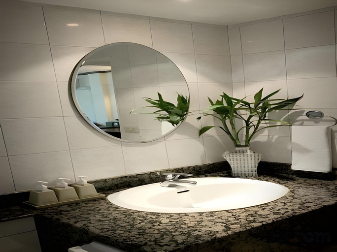 Bathroom 4, Surin Bay Inn, Pulau Phuket