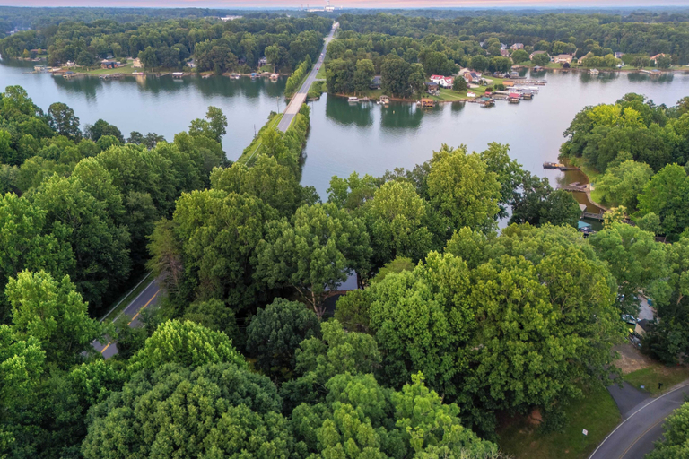 Others 4, Lake Days by Avantstay Hot Tub + Firepit + Game Room & Private Dock Access, Catawba