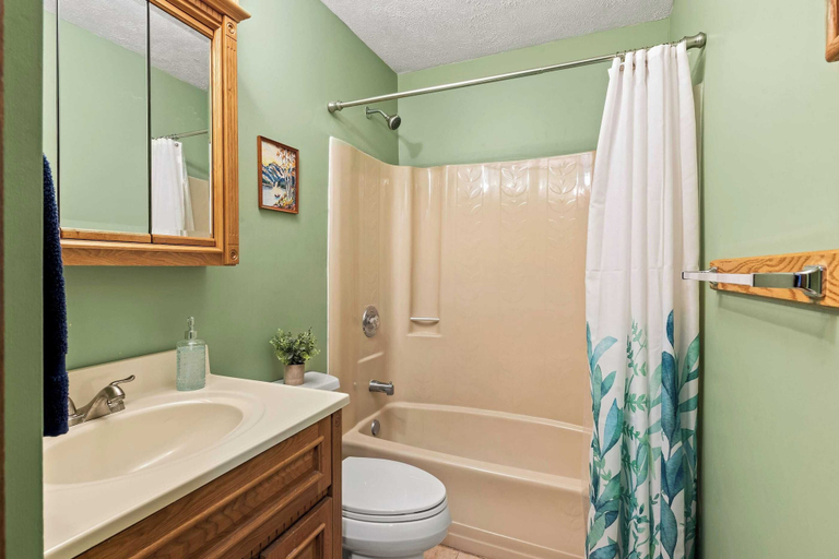 Bathroom 4, 7mins to Skiing, Fire Pit, Game Table Lake Access Hygge Home by Avantstay, Monroe