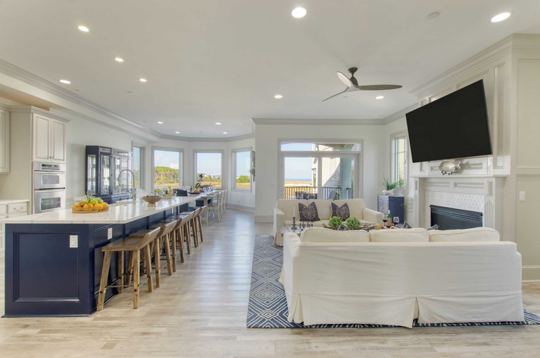 Food & Drinks 4, Steps to Beach, Infinity Pool + Hot Tub, Game Room Coastal Marsh by Avantstay, Beaufort