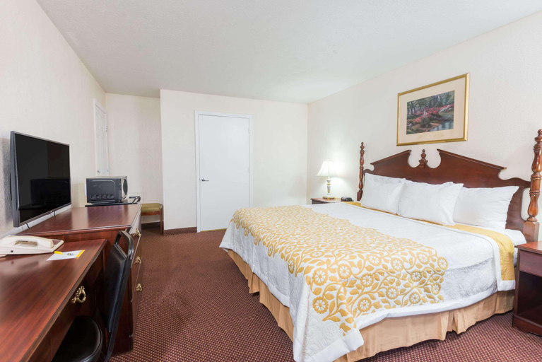 Bedroom 3, Days Inn by Wyndham Amherst, Lorain