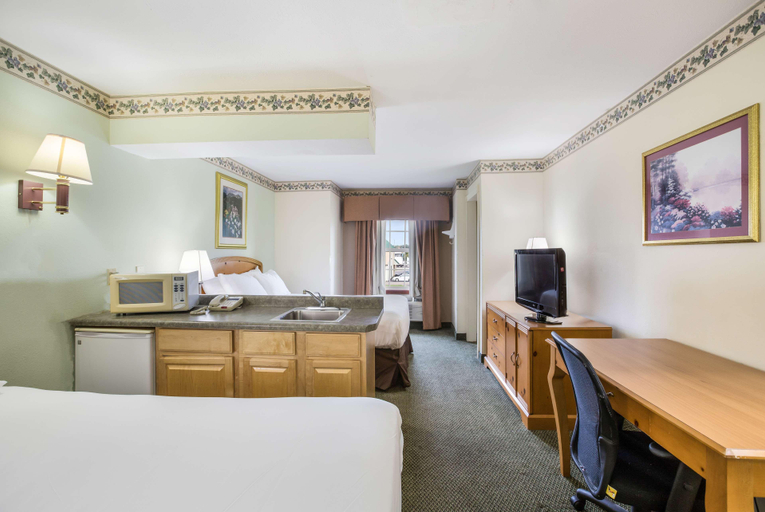 Bedroom 3, Americas Best Value Inn & Suites Three Rivers, Saint Joseph