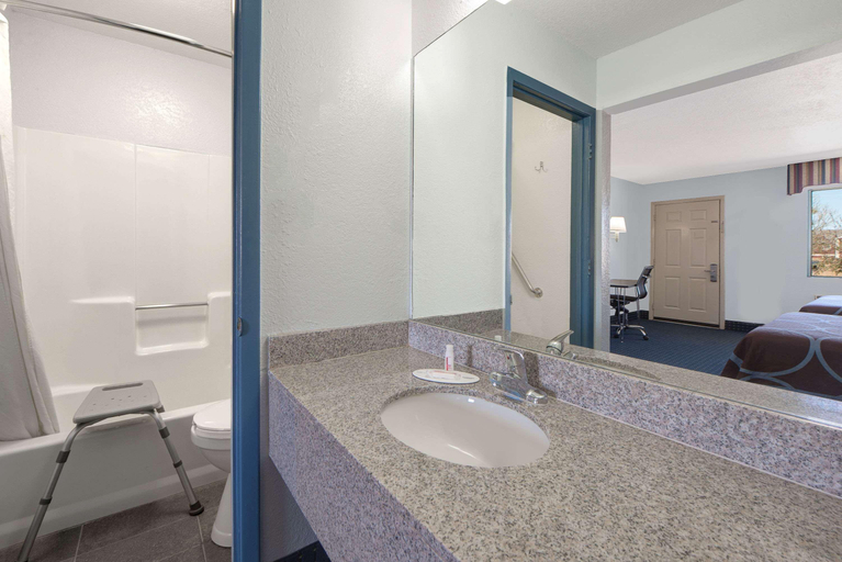 Bathroom 4, Super 8 by Wyndham Dumas TX, Moore