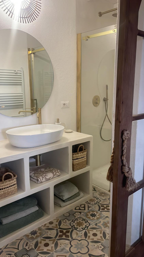 Bathroom 3, Il Castello, Oristano