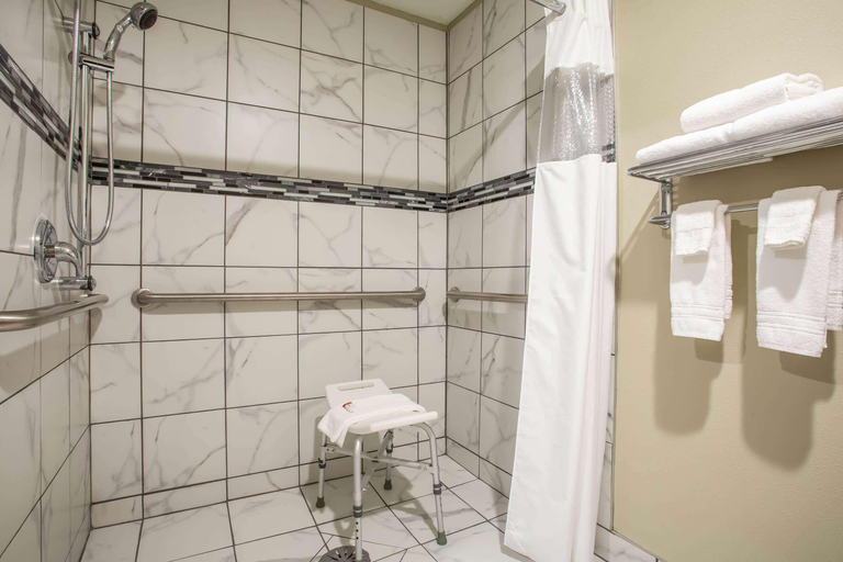 Bathroom 5, Travelodge By Wyndham Wahpeton, Richland