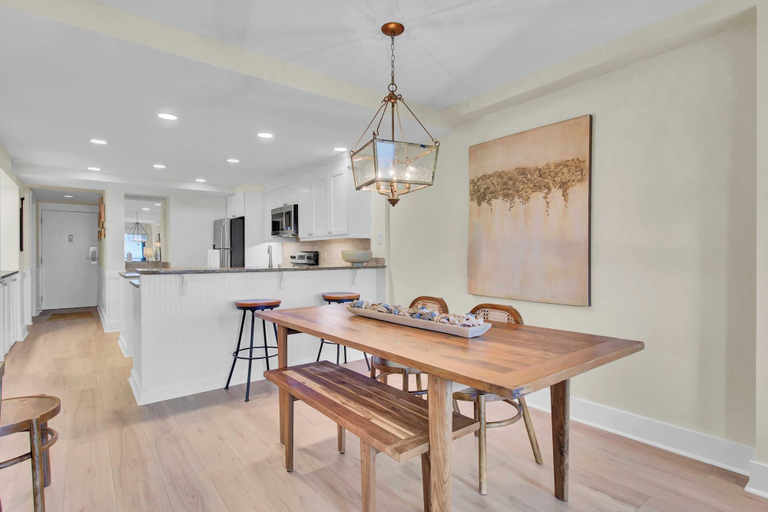 Others 4, 303a Shipwatch by Avantstay Ocean View, Shared Pool, Boardwalk to Beach, Charleston