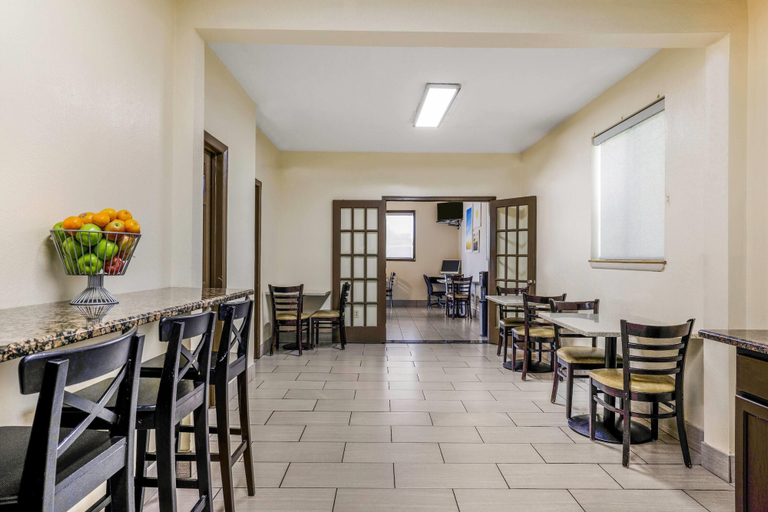 Food & Drinks 5, Days Inn by Wyndham Cortez, Montezuma