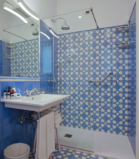 Bathroom 5, Hotel Aurora, Salerno