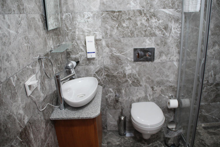 Bathroom 5, Hotel Sunset Troia, Ezine