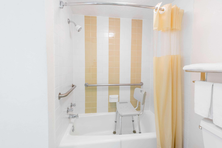 Bathroom 4, Days Inn by Wyndham Amherst, Lorain