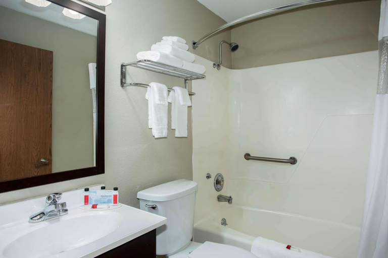 Bathroom 3, Travelodge By Wyndham Wahpeton, Richland