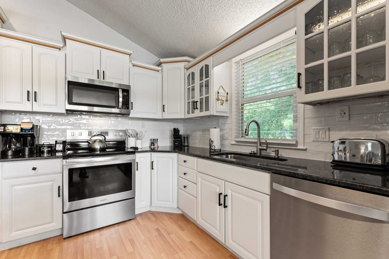 Others 5, Lake Days by Avantstay Hot Tub + Firepit + Game Room & Private Dock Access, Catawba