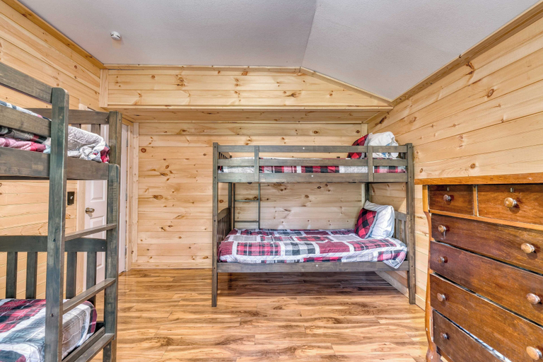 Bedroom 2, The Rustic Cottage by Avantstay Hot Tub, Fire Pit, Pool Table 5mins to Town, Sevier
