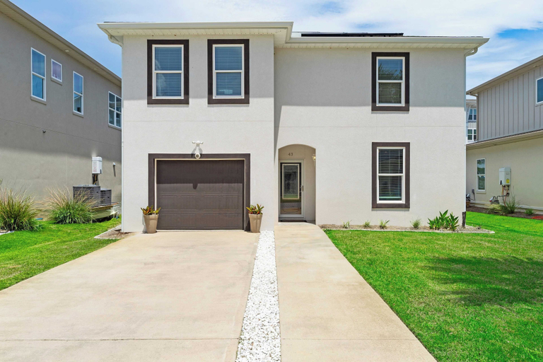 Exterior & Views